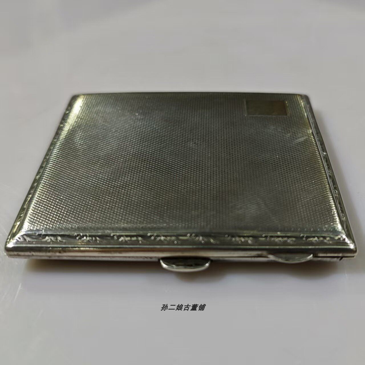 英国古董银器伯明翰产纯银手工打造錾刻纹四周雕莨苕纹烟盒1931年