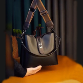 时尚 正品 牛皮包包女2025新款 妈妈包斜挎包简约宽肩带单肩真皮女包