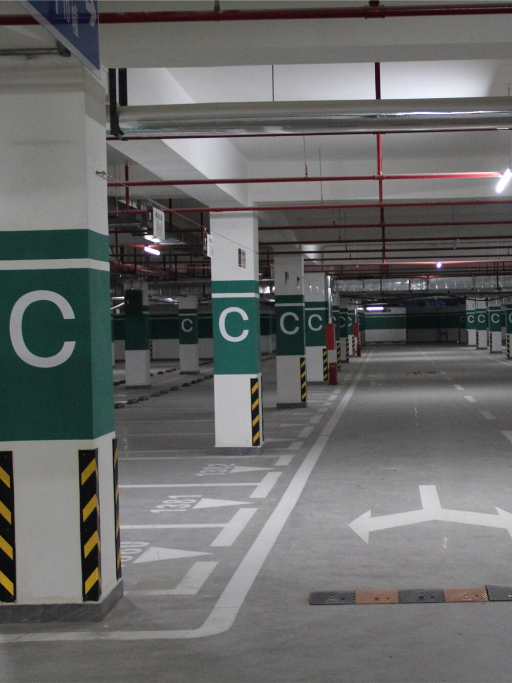 地下车库整体装修单元楼号指示牌反光护角防撞条车位划线墙面喷漆