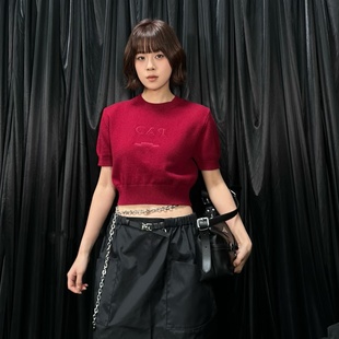 南油短袖女春简约休闲风字母刺绣红色圆领针织衫短款套头毛衣上衣