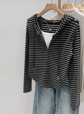 早秋独特超好看灰色条纹连帽外套女2025新款秋今年流行爆款短上衣