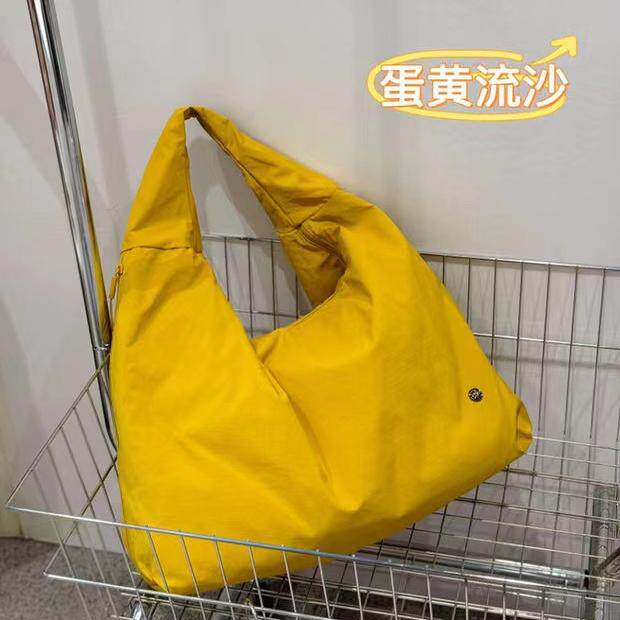 博卜2025新款泡芙系列超轻降落伞面料单肩腋下包时尚简约布包图片