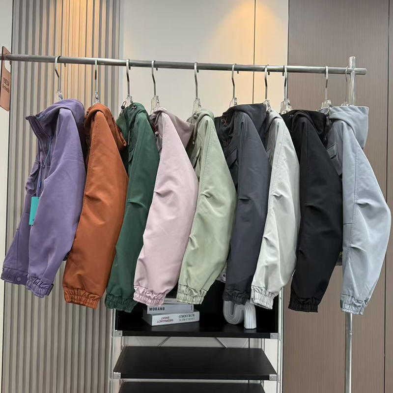 山系户外！轻量化多口袋防泼水百搭连帽短款冲锋衣外套夹克女秋