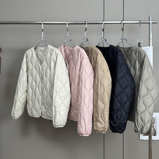 大厂订单！秋冬款篙级轻型宽松菱形保暖V领羽绒服外套内搭上衣女
