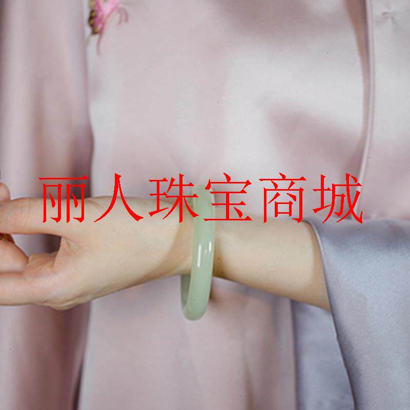 精选新疆和田玉湖水绿青白玉手镯晴水细圆条镯子浅青色玉镯子女款