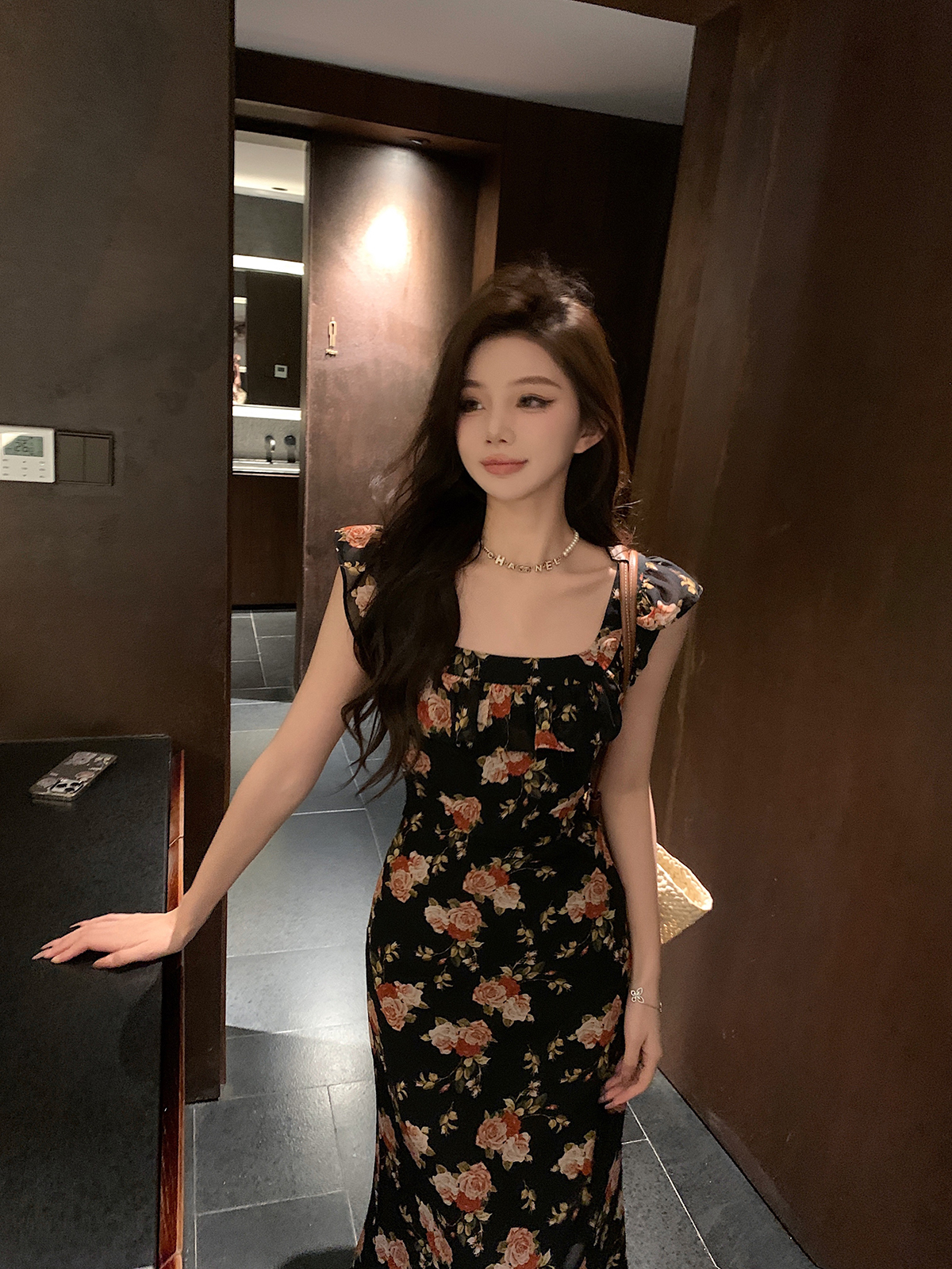 邱肉瑶 早秋新款收腰方领裙子高腰显瘦设计感套头印花短袖连衣裙