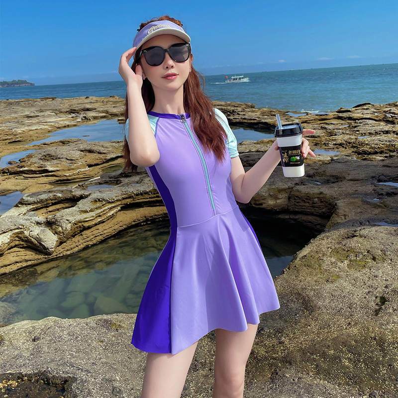 连体泳衣女士2025新款遮肚显瘦保守高级感海边泡温泉大码女孩泳装