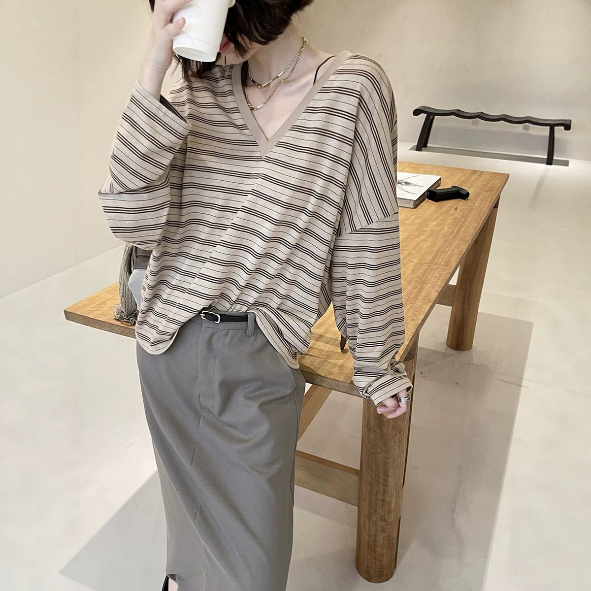 春秋法式极简V领上衣长袖条纹宽松百搭显瘦女T恤宽松显瘦版