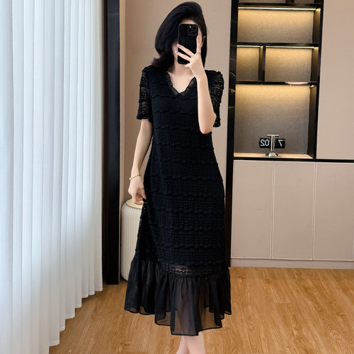 法式蕾丝肌理感连衣裙女夏新款高级感轻奢大码气质v领显瘦小黑裙 - 封面