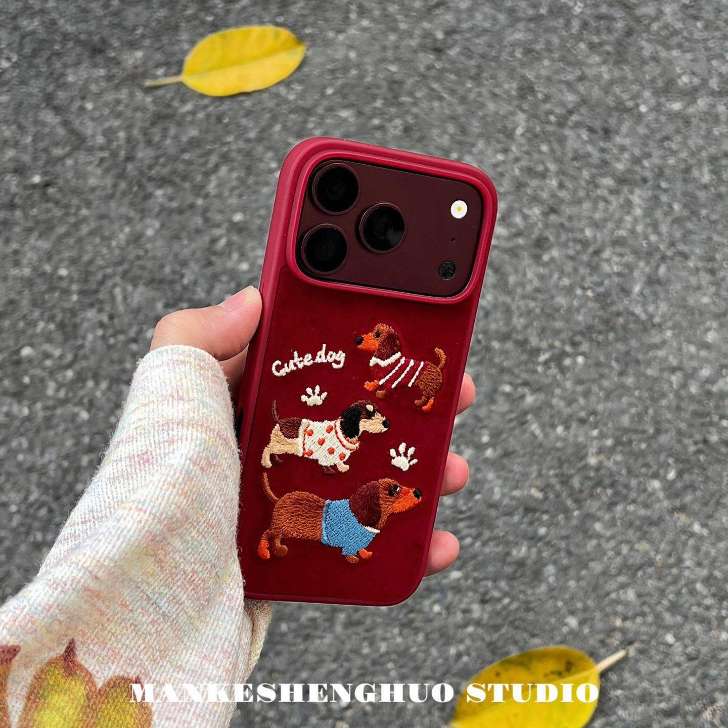 秋冬ins风勃艮第红绒布刺绣可爱腊肠狗苹果18promax手机壳适用iPhone18pro小众高级感17情侣新款16全包硅胶软