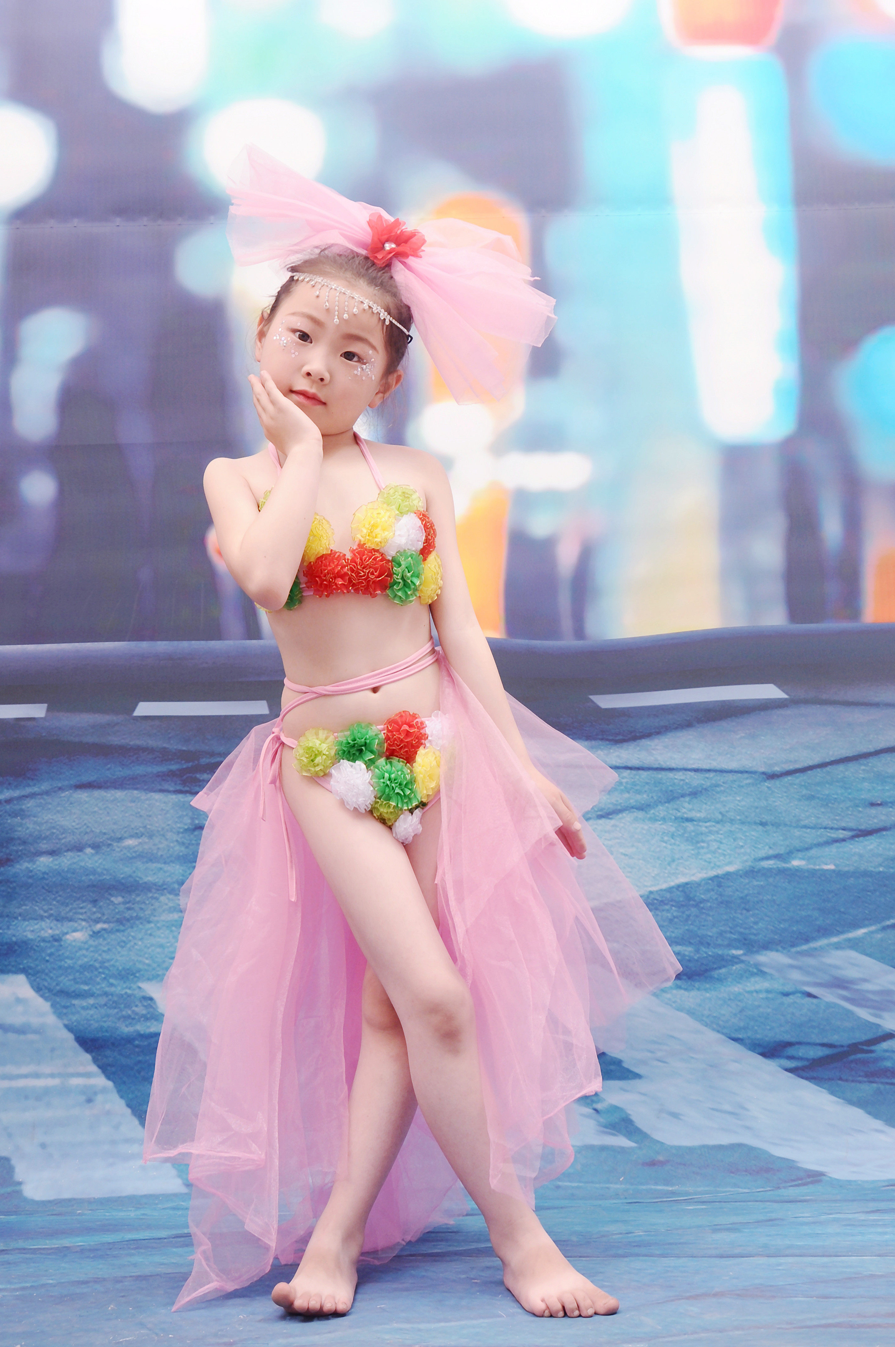 儿童小车模特走秀t台创意泳装比基尼表演拖尾礼服女大童羽毛个性