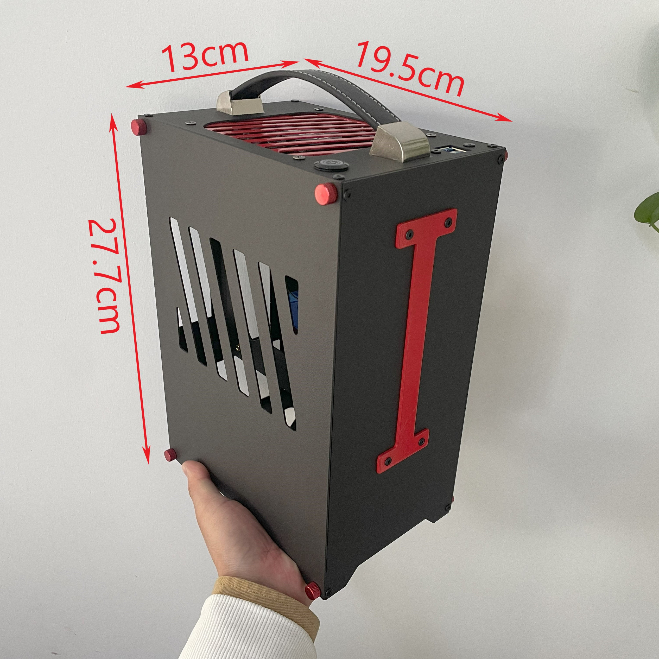 P11070  7.0升SFX电源ITX机箱 独立显卡 顶置风扇 usb3.0 Type-C