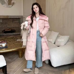 特价91800羊羔毛拼接大翻领长款羽绒服轻奢气质白鸭绒外套女装冬