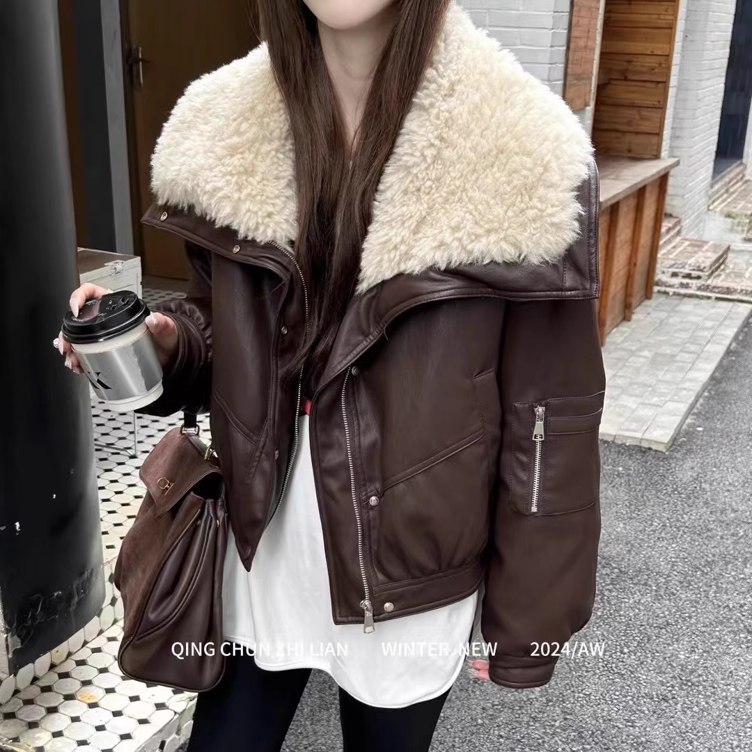 羊羔毛大翻领蛋白皮羽绒服