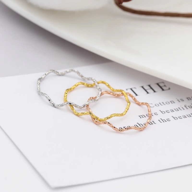 日韩时尚小巧气质细款波浪线戒指闪闪发光钛钢镀18K金细指环食指