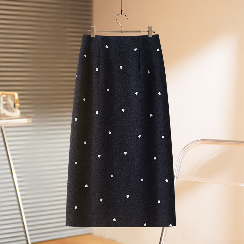藏青色爱心刺绣直筒半身裙女秋季