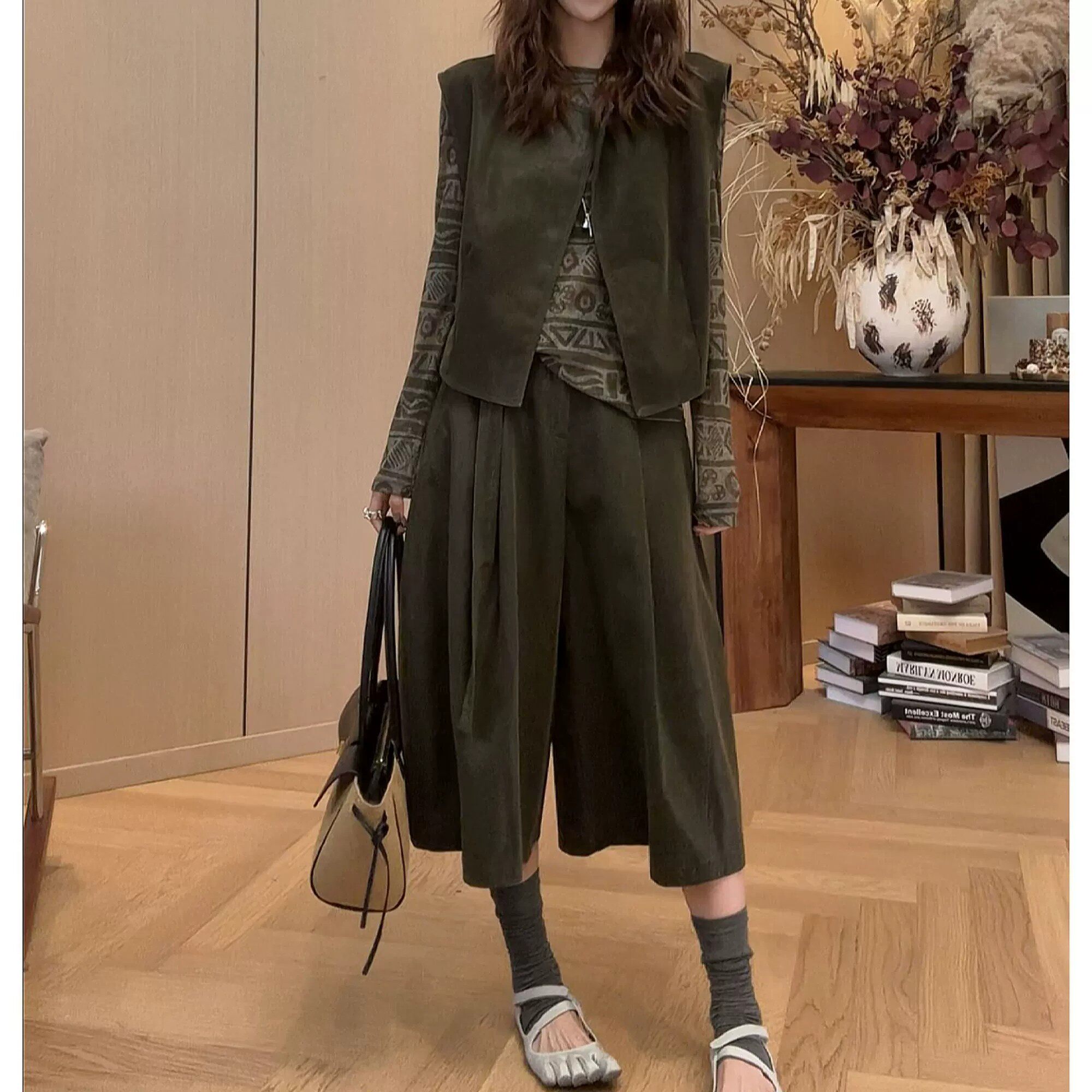 早秋几何印花上衣橄榄绿皮马甲压褶七分裤女时尚气质三件套装
