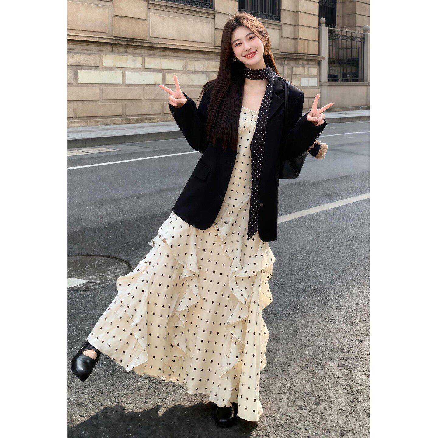白色波点吊带连衣裙子女夏韩系千金风时尚氛围感修身收腰穿搭长裙