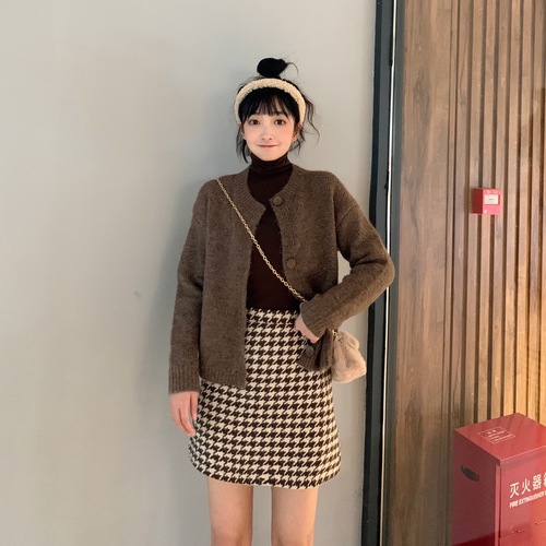 Actual shot of Korean style houndstooth woolen skirt, short skirt, slimming plaid A-line skirt that covers the hips