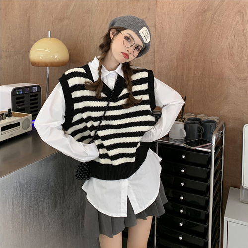 Real price real shot Knitted vest women's vest black and white striped V-neck sleeveless sweater shirt