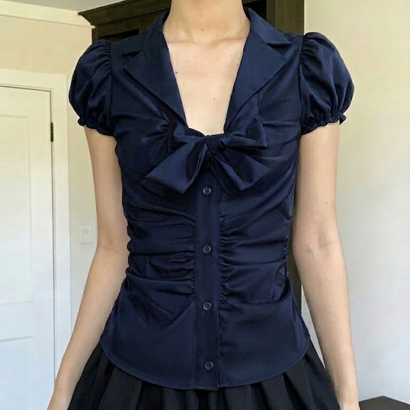甜美少女风V字领蝴蝶结设计抽褶收腰女式衬衫纯色简约泡泡袖上衣