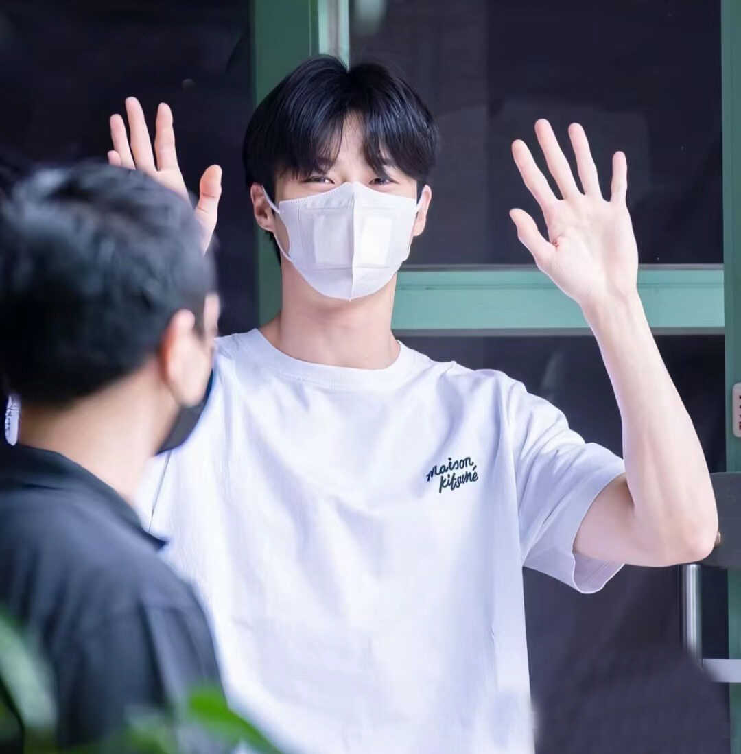 蓝色潮牌简约字母短袖T恤