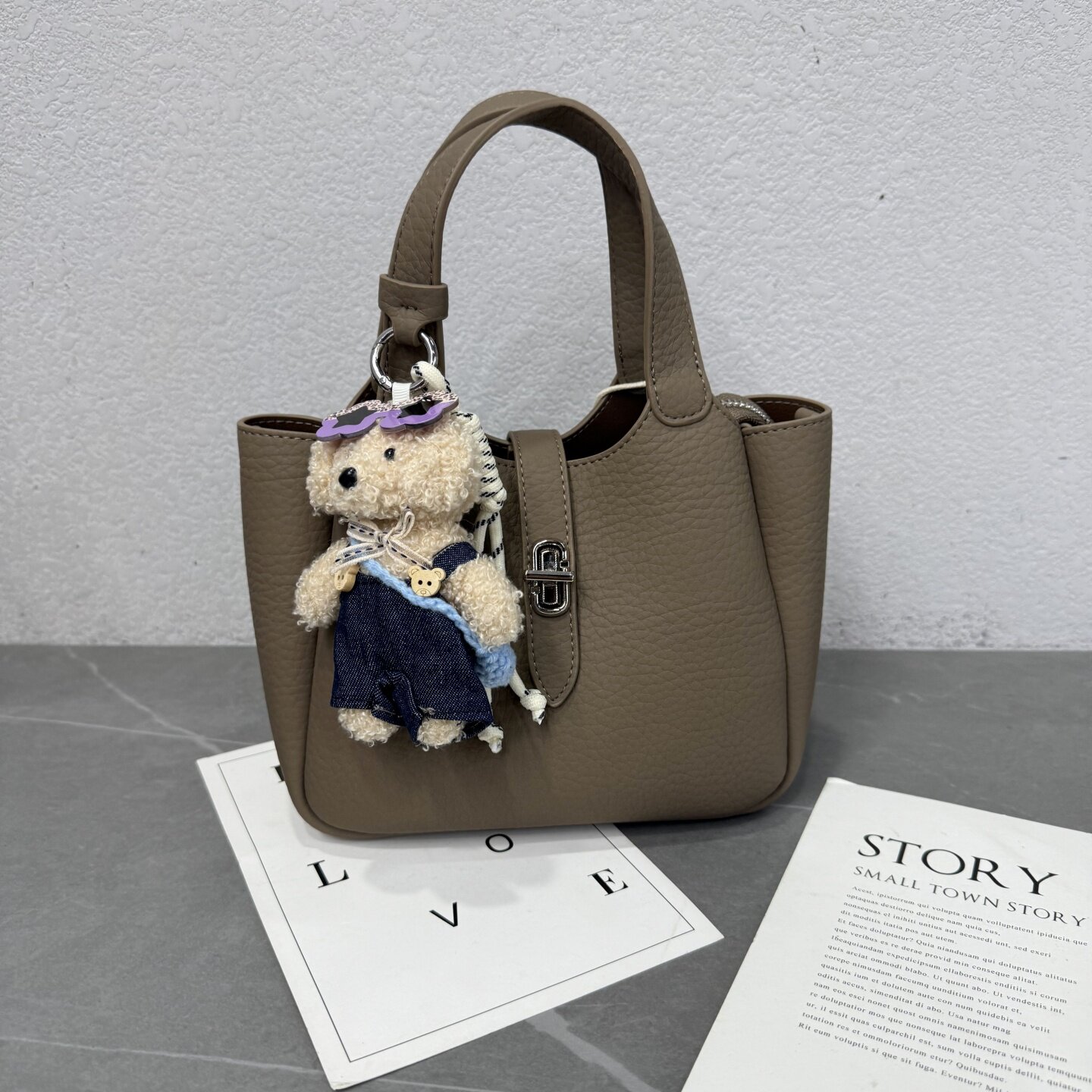 2025新款质感时尚荔枝纹软皮手提包简约百搭锁扣单肩斜挎菜篮子包