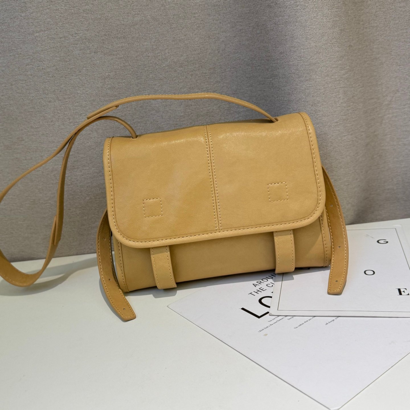 同丰复古简约休闲风翻盖邮差包2026新款百搭时尚学院风单肩斜挎包