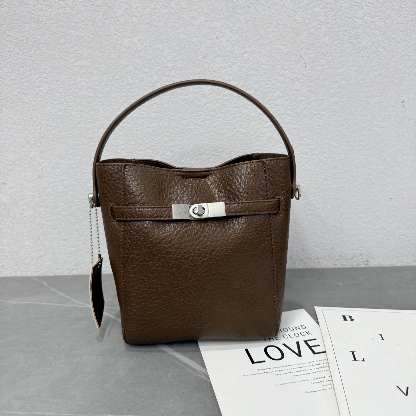 小众复古质感大象纹水桶包手提包2025新款简约时尚皮带装饰斜挎包