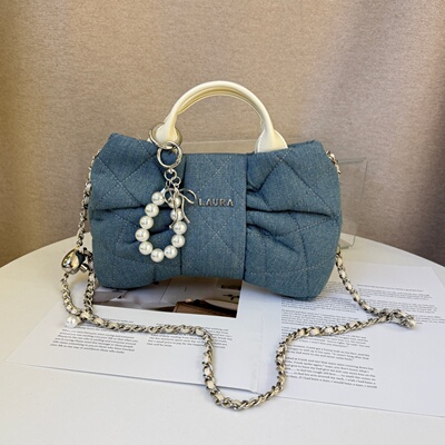劳拉时黛小香风牛仔布菱格链条包2026新款珍珠挂饰蝴蝶结斜挎包女