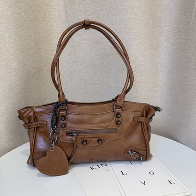 劳拉时黛小众复古质感铆钉机车包2025新款时尚百搭大容量腋下包女