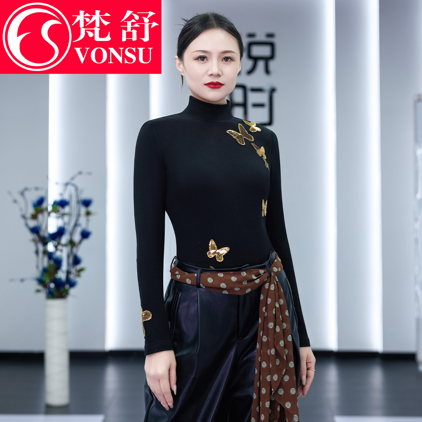 梵舒2025年蝴蝶形体服黑色上衣