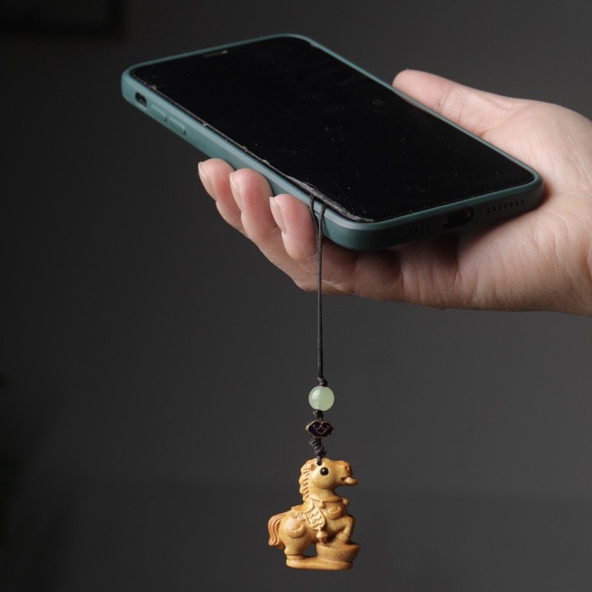 2026马年绿檀木雕刻卡通生肖马上有钱手机挂链创意背包挂件饰品