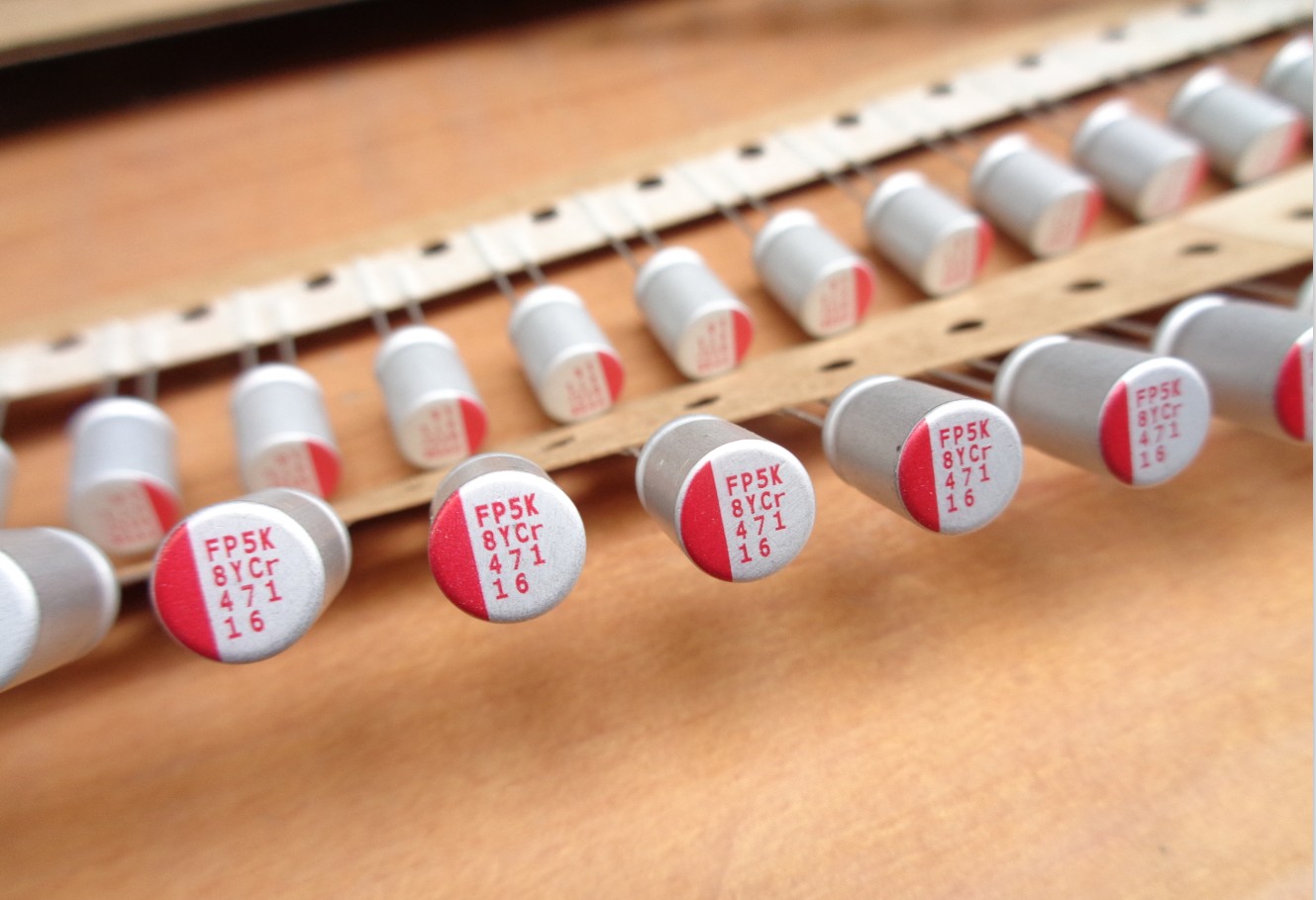 2018年产 富士通 FP-016RE471M 16V470UF 固态 电容 低ESR 8X11