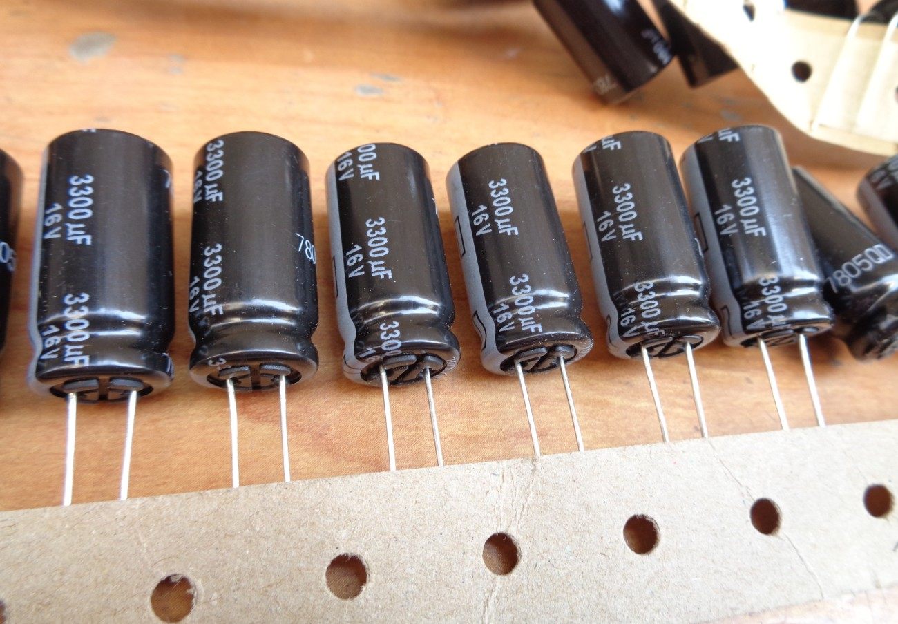 日本松下 16V3300UF FS 高频低阻 长寿命 FR的小型化 12X25 105度