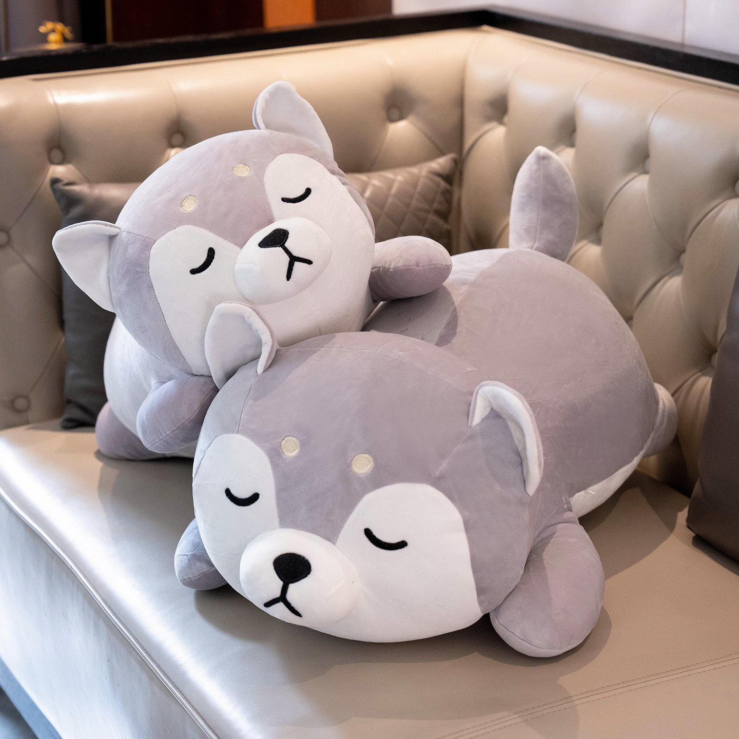 可爱哈士奇毛绒抱枕靠垫床上睡觉抱睡灰色卡通动物造型靠枕送女生