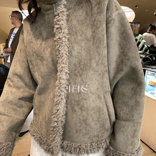 Hers-冬上新简约复古日常保暖仿皮毛一体短外套(配包包)92703