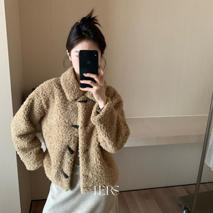 Hers-冬上新简约复古日常内里拼皮牛角扣仿羊羔毛加厚短外套92681