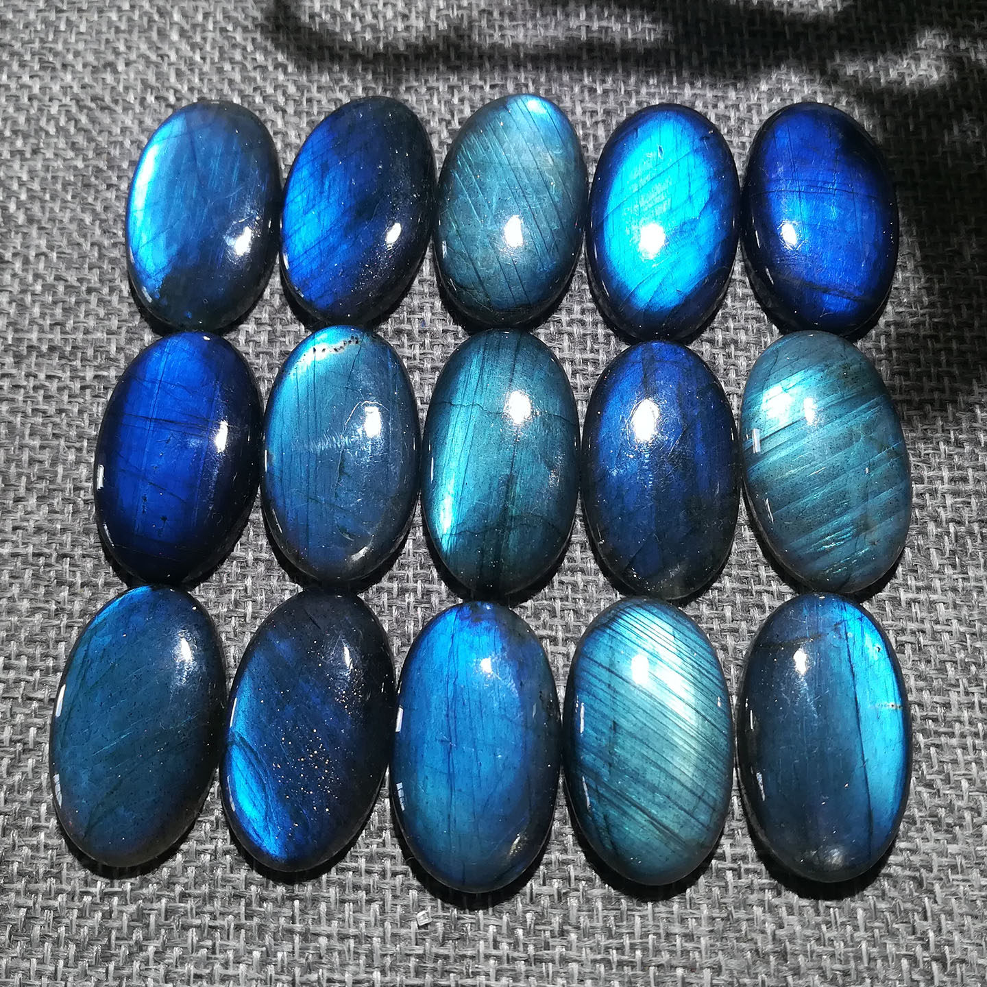 晴天石头全蓝光拉长石无孔平底椭圆形裸石约18*30mm