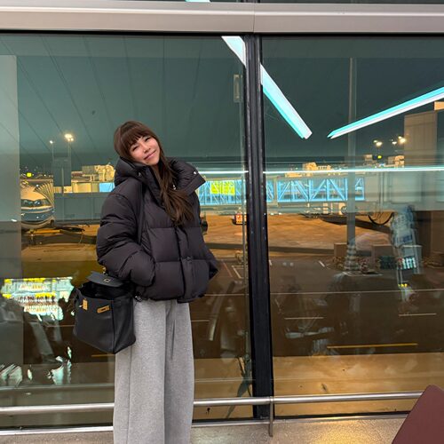 高级感黑色连帽羽绒服