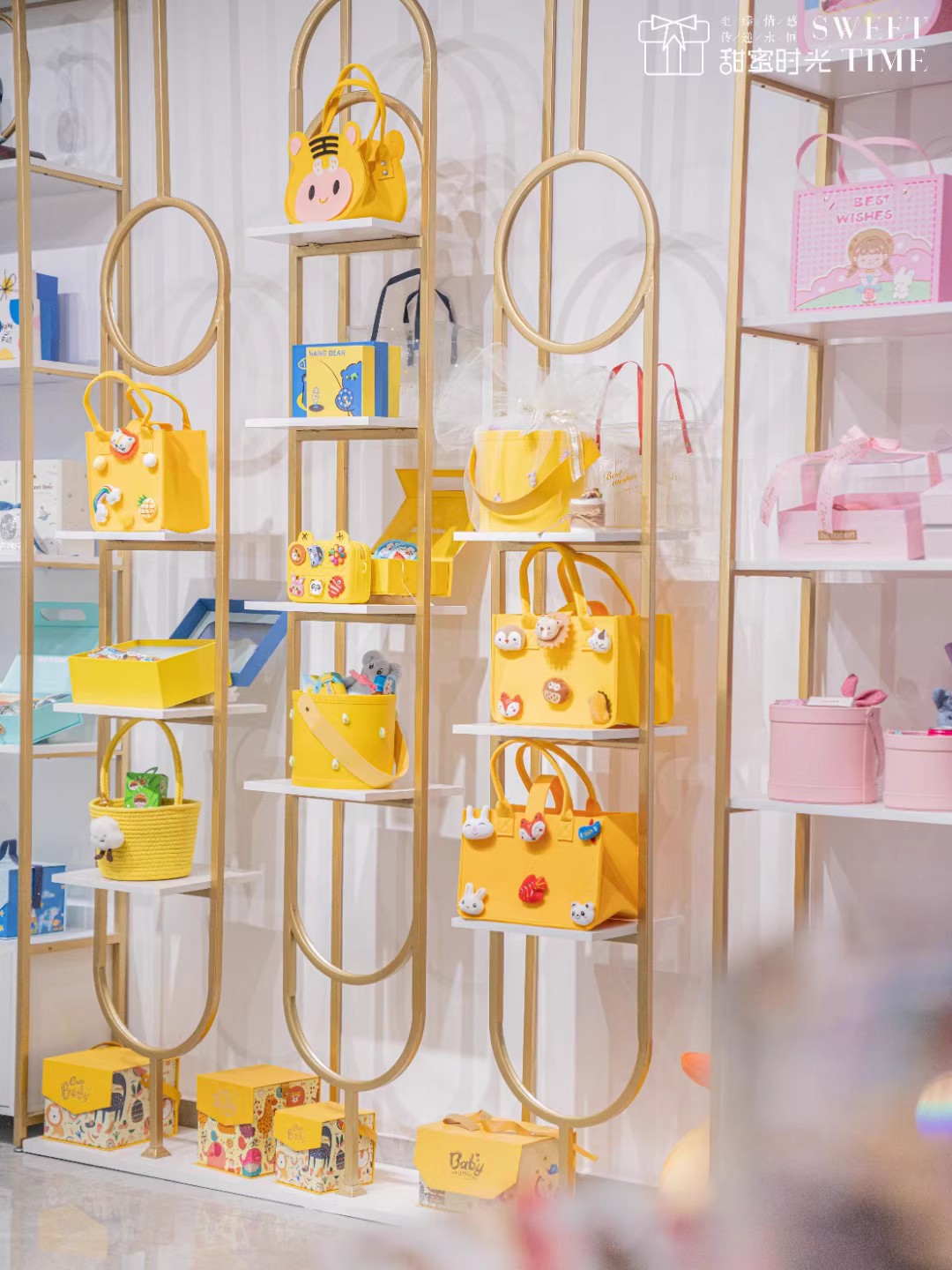 伴手礼店网红橱窗展示柜喜铺货架置物架包包陈列柜店铺产品展柜