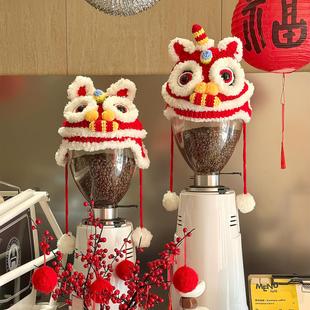 2026新年醒狮磨豆机装饰咖啡厅店铺元旦跨年氛围感喜庆场景布置