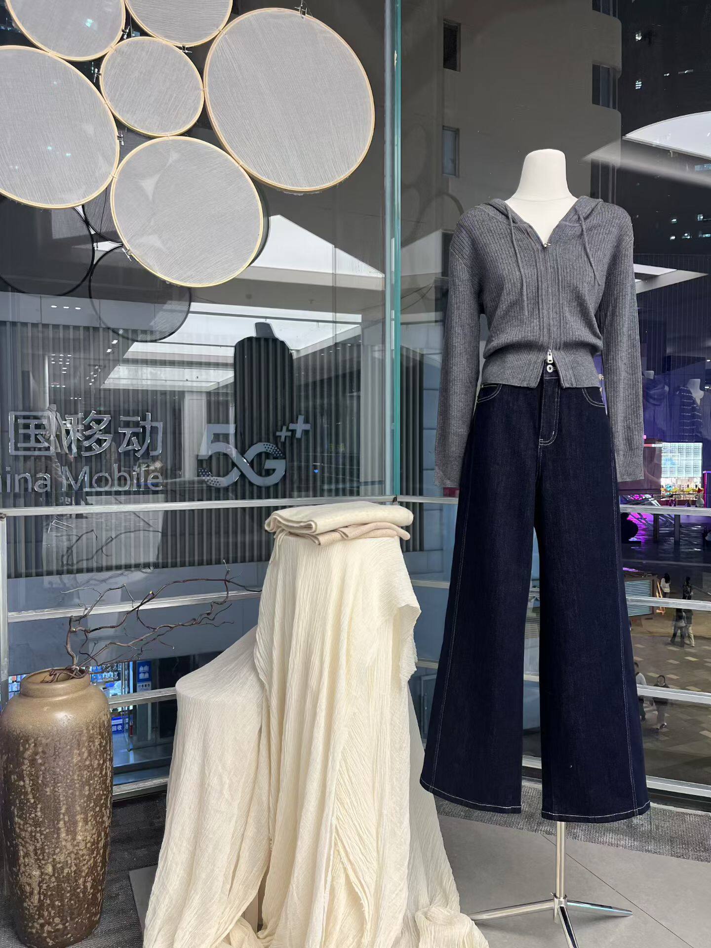 2025秋冬新款通勤连帽休闲款针织衫商场同款女款灰色拉链开衫