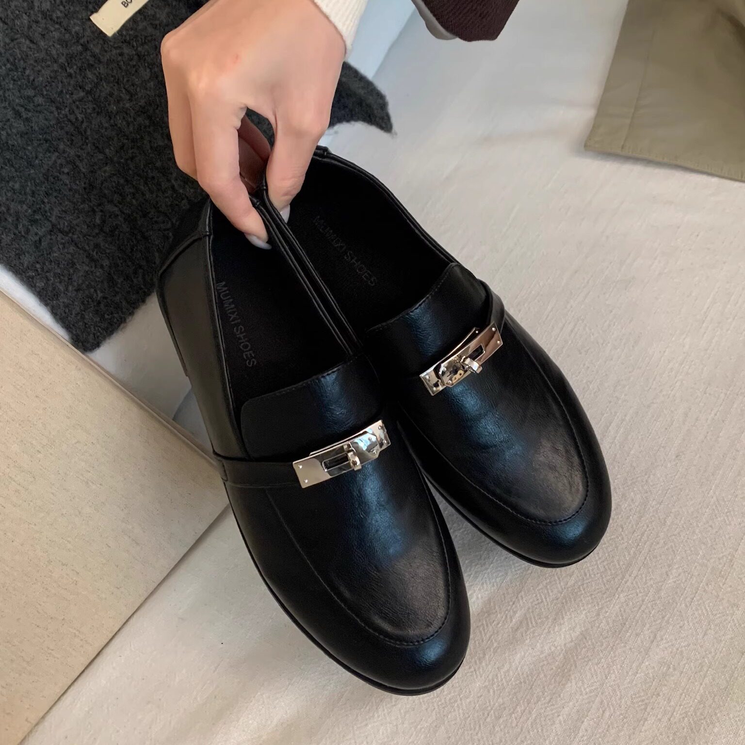 英伦风锁扣小皮鞋女2026年春秋新款超火软皮软底单鞋一脚蹬乐福鞋