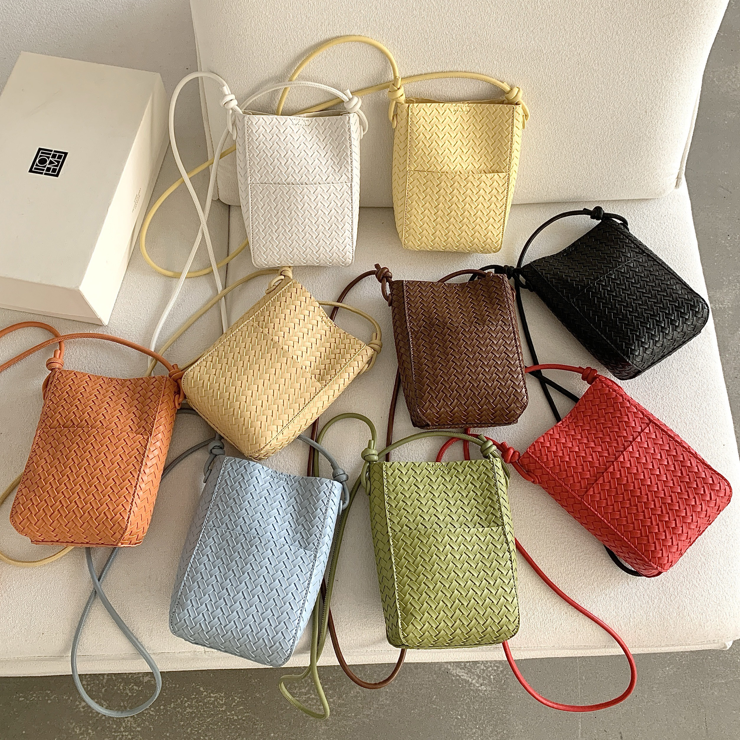 良汇2026新款编织手机包女韩系斜挎包散步小包简约单肩包糖果色系