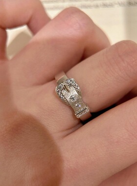 DIKAS 新中式拉丝工艺中古风镶钻小皮带戒指设计时尚精致食指戒