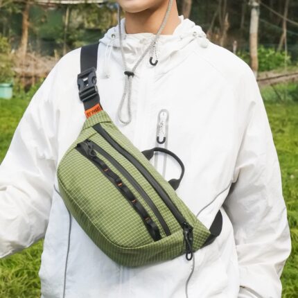 户外机能风斜挎包男士轻量化运动胸包休闲轻便绿色格纹小包运动包
