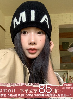 质感至上！陈奶奶搭字母毛线帽子