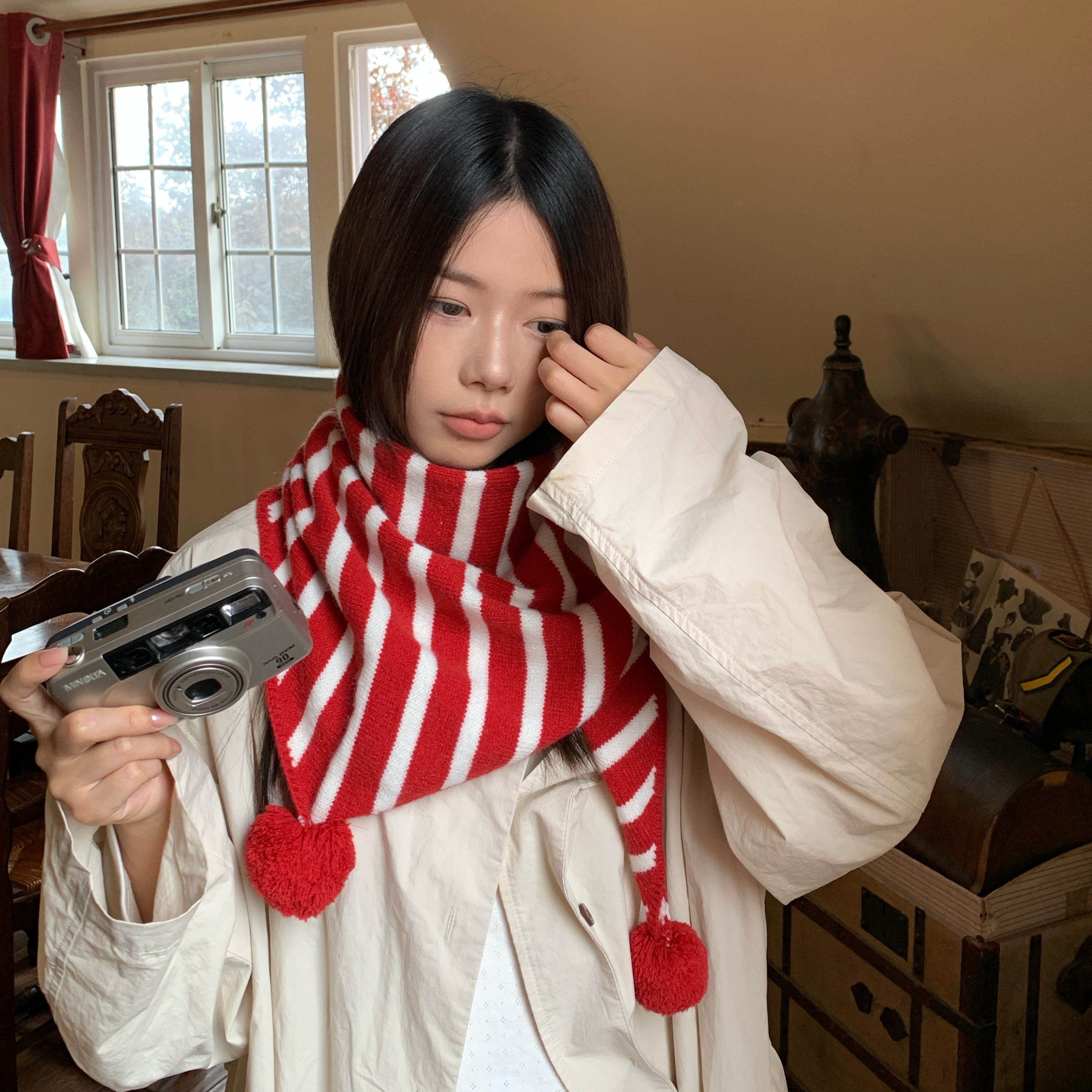 吸睛活力！陈奶奶条纹毛球三角巾