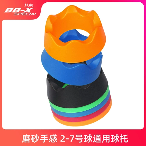 Одержка с поддержкой баскетбола круглый мяч, поддерживающий мячи, размещенные футбольные волейбольные регби, помещая вентиляторы стойки в помещении